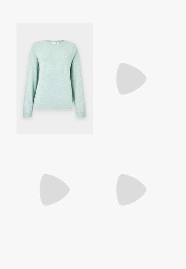 Pull vert menthe clair en tissu doux, avec un col rond, des manches longues et des poignets et ourlet côtelés. Sans motifs ni accents visibles.; Chemise blanche à manches longues en coton, avec un large col bateau et une silhouette ajustée. Texture lisse sans motifs ni accents visibles.; Leggings évasés noirs à côtes avec une large ceinture, présentant une texture lisse sans aucune fermeture visible ni motif.; Baskets en velours côtelé bordeaux avec trois bandes auto-agrippantes et une semelle en caoutchouc blanc épaisse, vues de profil sur un fond uni.
