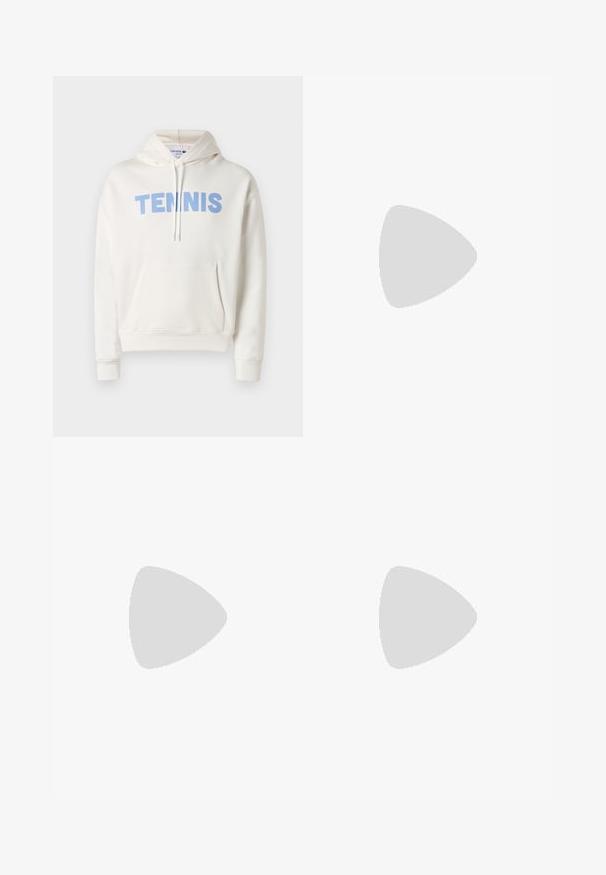Sweat à capuche blanc avec le texte "TENNIS" en bleu clair sur la poitrine, poche avant et capuche à cordon.; Polo-shirt blanc en coton lisse avec un col classique, patte de boutonnage à trois boutons et un petit logo crocodile vert sur la poitrine.; Pantalon de jogging beige avec taille élastique et poignets, arborant un petit logo crocodile vert brodé sur la cuisse droite.; Baskets blanches avec des accents en daim beige et des rayures bleu marine. Elles présentent une semelle en gomme texturée et un petit logo de crocodile vert sur le côté.
