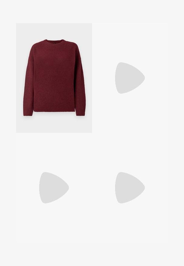 Pull bordeaux à col rond, à manches longues, avec un ourlet et des poignets côtelés, fabriqué en tissu doux et texturé, idéal pour le layering.; Jean skinny taille haute en denim bleu moyen avec un style classique à cinq poches et une fermeture à bouton.; Chaussure Mary Jane en cuir noir avec un bout carré, un accent de boucle en argent et un talon bas épais, sur un fond argenté brillant.; Petit sac à main noir brillant avec deux longues anses et des détails à cordon sur les côtés sur un fond clair uni.