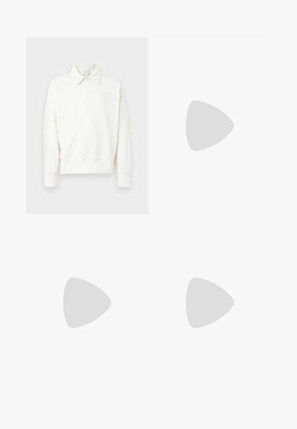 Polo à manches longues blanc avec col, présentant un logo brodé discret sur la poitrine gauche, fabriqué en tissu doux avec une finition légèrement texturée.; T-shirt bleu uni à manches courtes avec col rond et petit logo discret centré sur la poitrine, sur un fond uni.; Pantalon beige à jambes larges en coton ; doté de poches plaquées à l'avant, d'une fermeture à bouton et de coutures visibles le long des ourlets.; Chaussure habillée noire en cuir, à enfiler, avec un petit talon et un logo Calvin Klein discret sur le côté, présentée de profil sur un fond blanc.