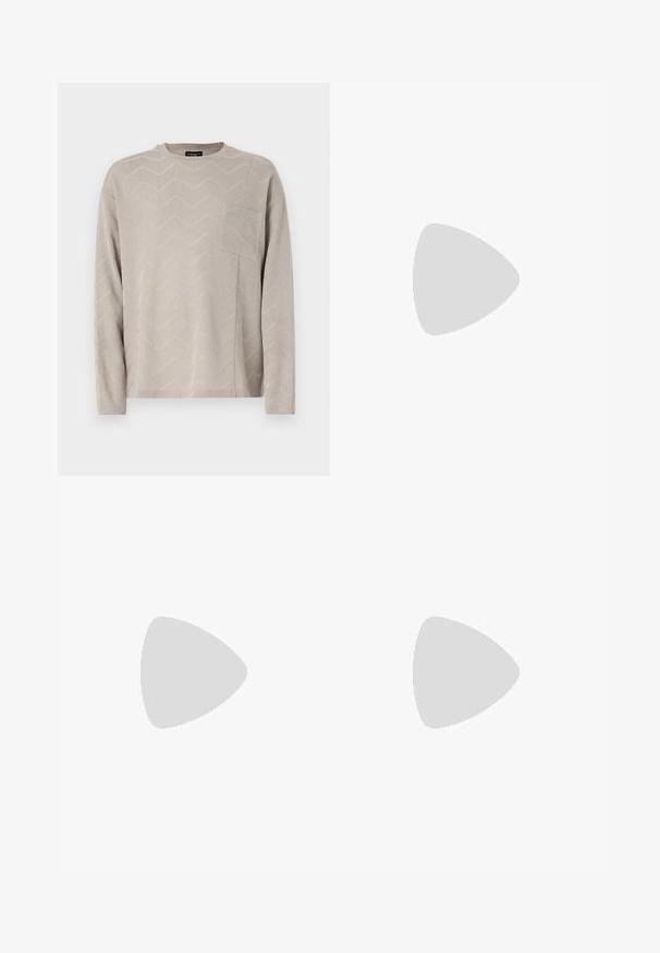 Pull léger beige à manches longues avec un motif zigzag texturé, présentant une poche carré sur la poitrine et un col rond.; Jean en denim bleu avec une coupe droite, délavé, cinq poches et coutures contrastées. Fermeture à bouton et zip à la taille.; Baskets blanches avec dessus en daim et cuir texturé. Caractérisées par un bout arrondi, une fermeture à lacets et une semelle en caoutchouc beige contrastante.; Sac banane en tissu marron foncé avec poche zippée en diagonale et petit logo blanc sur le devant, sur un fond clair uni.