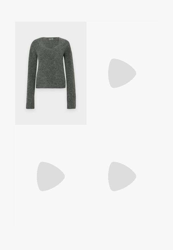 Pull gris à manches longues en tissu doux et texturé, avec un col large et arrondi et une silhouette ajustée.; Chemise marron à manches longues avec boutons, col pointu et une poche poitrine, présentée sur un fond clair uni.; Pantalon marron à jambes larges avec une ceinture fine en tissu nouée à la taille et des extrémités métalliques, présenté sur un fond blanc uni.; Escarpin en cuir noir avec un bout pointu et un talon bas. Présente une texture lisse et un éclat subtil. Découpe ouverte à l'avant pour un détail supplémentaire.