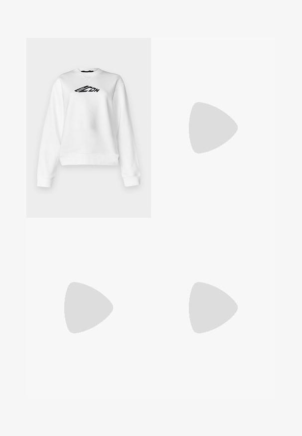 Sweatshirt blanc avec un col rond et des manches longues. Texte graphique noir sur la poitrine. Tissu doux avec une coupe légèrement raccourcie.; Pantalons cargo noirs en nylon brillant avec une taille élastique, cordon de serrage réglable, poches latérales et poignets élastiques.; Baskets blanches avec des panneaux en maille et des accents en daim, dotées d'une semelle en caoutchouc avec un motif en zigzag et d'un col rembourré de couleur jaune doux.; Lunettes de soleil rectangulaires noires avec des verres sombres. Elles possèdent une monture en plastique lisse et une marque "vogue" sur les branches.