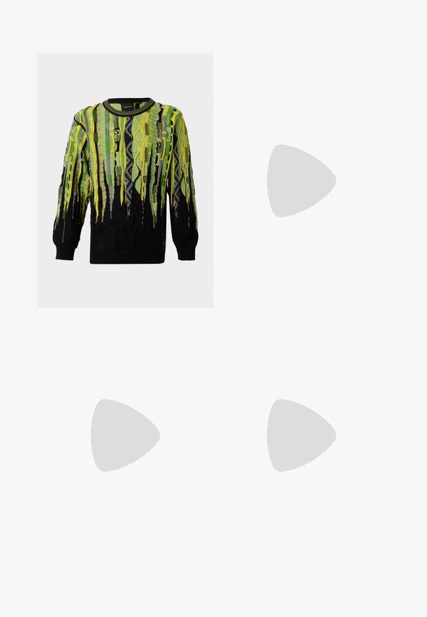 Pull en tricot à manches longues avec des motifs abstraits verticaux dans des tons verts, jaunes, noirs et gris, avec un col rond et des poignets côtelés.; Chemise en jean à boutons avec col pointu, manches longues, et tigres brodés en miroir sur la poitrine.; Short en denim gris clair avec fermeture par bouton, poches avant, passants pour ceinture et ourlets bruts.; Baskets en toile noires avec des coutures blanches, un embout rond en caoutchouc et des lacets blancs. Présente un dessus en tissu texturé et une semelle beige.