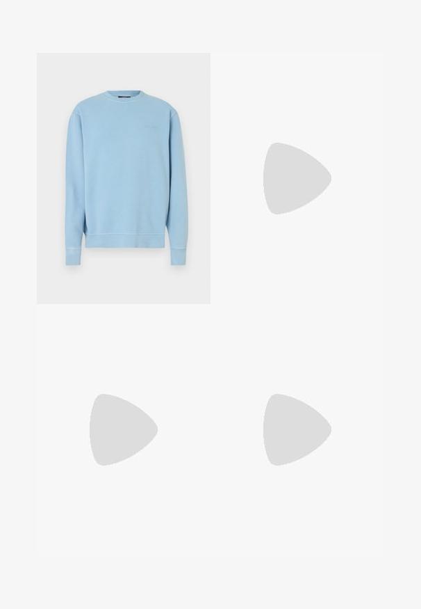 Sweatshirt bleu clair à col rond en coton. Présente des poignets et un ourlet côtelés, avec un petit logo brodé sur la poitrine. Texture lisse.; T-shirt en coton bleu clair avec col rond, manches courtes et une poche sur la poitrine gauche arborant une étiquette carrée du logo Carhartt.; Pantalon noir taille haute à jambe droite avec passants pour ceinture, bouton à l'avant, fermeture éclair et plis subtils près de la ceinture.; Sneaker Nike Air Max 90 blanche avec une tige en mesh et cuir, une boîte à orteils perforée et une unité air visible au talon.