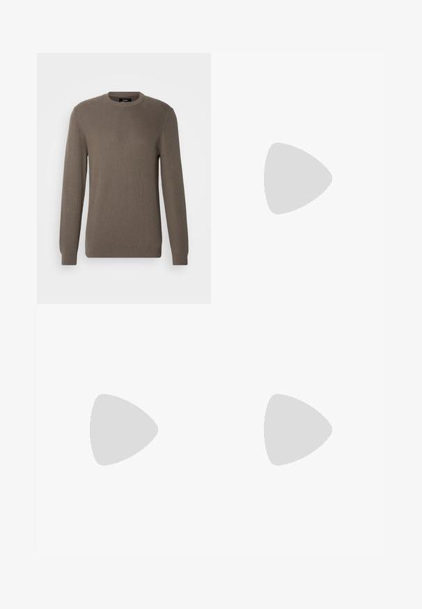 Pull en maille côtelée marron avec un col rond, des manches longues et un tissu texturé. Design simple sans motifs supplémentaires ni matériel.; Polo shirt gris à manches courtes avec un col classique, doté de deux boutons dorés et d'un petit logo brodé sur la poitrine. Tissu en coton lisse.; Jean en coton noir avec une coupe droite, doté d'une fermeture à bouton à l'avant, de passants de ceinture et de poches standard avec une texture lisse.; Baskets en daim vert olive avec des accents et des lacets en cuir noir, présentant une surface texturée et une épaisse semelle en caoutchouc noir.