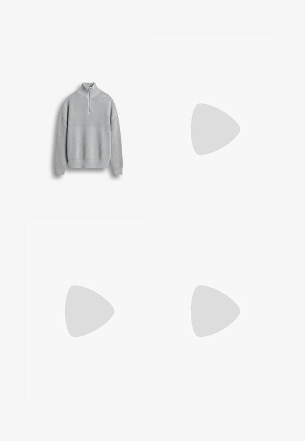 Lichtgrijze gebreide trui met lange mouwen en een korte rits op de hoge kraag, afgebeeld tegen een egale achtergrond.; Witte T-shirt met korte mouwen en ronde hals, plat gelegd, effen ontwerp, met een "WEEKDAY" label in de kraag op een lichte achtergrond.; Lichtblauwe straight-leg spijkerbroek met vervaagde voorkant van de bovenbenen, vijfzakkenstijl, knoopsluiting en riemlussen.; Zwarte leren schoen met dubbele gespsluitingen, ronde neus en een stevige, gestructureerde rubberen zool. Minimalistisch ontwerp met een contrasterende blauwe binnenkant.