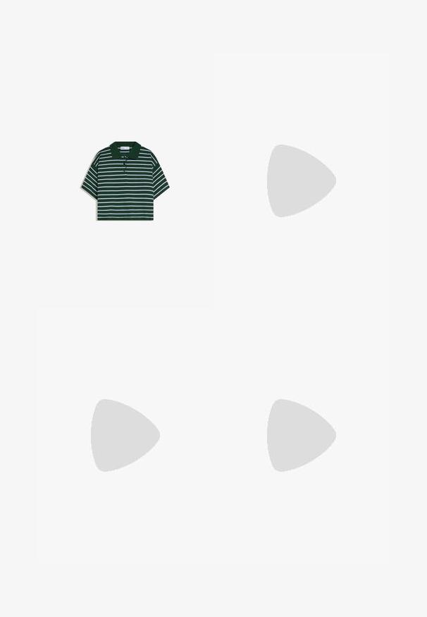 Polo vert foncé coupé avec des rayures horizontales blanches et une patte de boutonnage à trois boutons.; Jupe midi noire côtelée avec une moitié inférieure transparente et une ceinture élastique, présentée à plat sur un fond blanc.; Jambes portant des leggings côtelés foncés associés à des ballerines noires avec de petits détails en nœud sur fond blanc.; Lunettes ovales noires avec des verres transparents, présentant une finition lisse et des branches larges. Les verres ont une teinte violette subtile. Logo sur le côté.