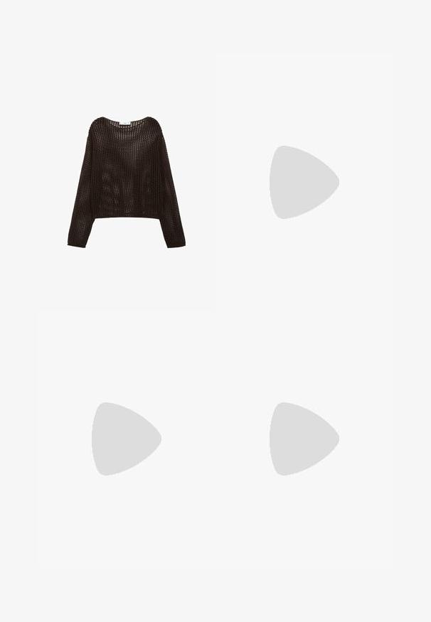 Top de manga larga en estilo crochet de color marrón oscuro, con un corte holgado y textura de tejido abierto, con un cuello redondo y hombros caídos.; Pantalones marrones de pierna ancha con tejido texturizado, pinzas en la parte delantera, trabillas para el cinturón y bolsillos laterales.; Mule negra de charol con puntera abierta, tacón stiletto delgado de altura media y correa superior de corte bajo.; Bolso de mano de ante marrón suave con un solo asa superior y detalles laterales recogidos asegurados con correas de cuero y anillas de metal.