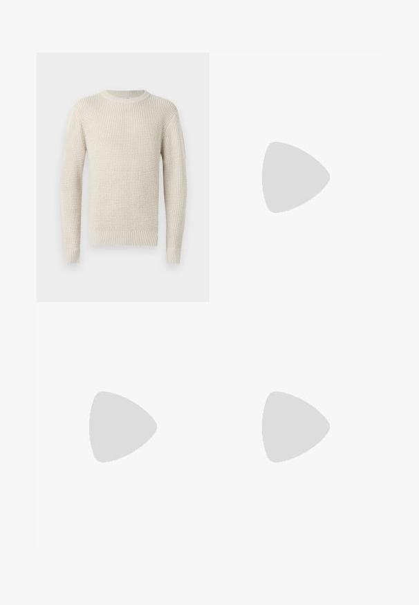 Pull en tricot de couleur crème avec une texture côtelée, col rond et manches longues. Présente une coupe ample et des poignets et un ourlet élastiques.; Veste de travail beige clair, tissu en coton, devant boutonné, col pointu, deux poches poitrine, deux poches basses, boutons marron, détails cousus.; Jean droit en denim bleu avec poches avant et passants de ceinture, présentant des détails légèrement décolorés sur les cuisses et les genoux.; Baskets en toile blanches avec une semelle en caoutchouc, design à lacets et une petite étiquette logo sur le côté. Tige blanche texturée et semelle extérieure marron.