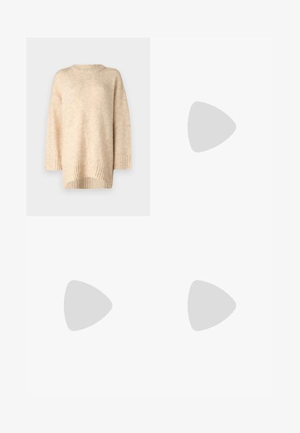 Pull en tricot beige avec un col rond côtelé, des épaules tombantes et un ourlet arrière plus long. Texture douce avec un motif subtil.; Jeans en denim bleu clair à jambes larges, dotés d'une taille haute, de poches avant et d'une fermeture à bouton standard. Texture lisse.; Baskets blanches Adidas Samba avec des bandes noires et une semelle en gomme, flottant au-dessus de marches en béton gris texturé.; Petit sac bandoulière en cuir marron avec sangle réglable et fermeture éclair, présenté sur fond blanc. Aucun logo ou décoration visible.