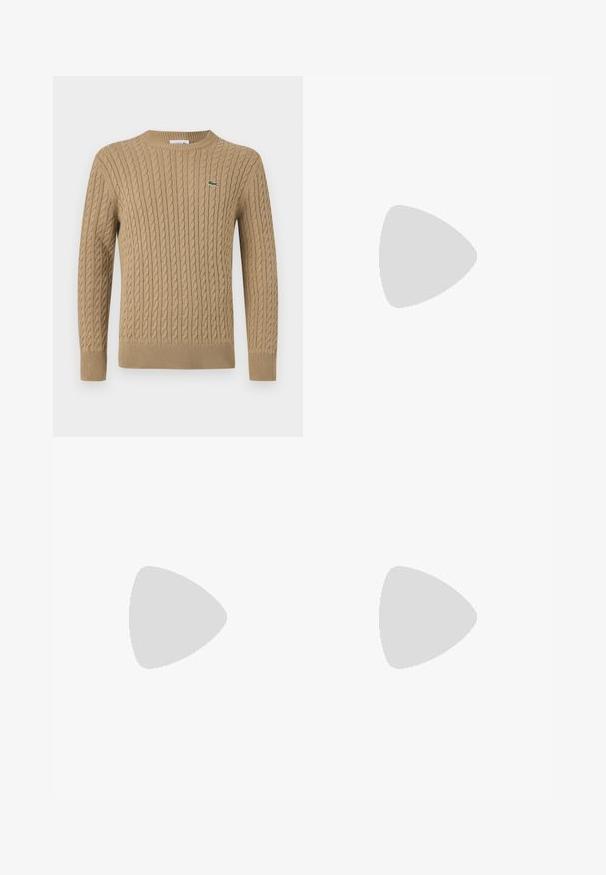 Beige kabelbrei trui met een ronde hals, geribbelde manchetten en onderrand, met een klein groen logo op de linkerborst. Zachte textuur.; Overshirt met lange mouwen in een bruine en beige ruitpatroon. Heeft een kraag, een borstzak en zwarte knopen aan de voorkant.; Khaki-kleurige rechte broek van katoen, met een knoopsluiting, voorkruiszakken en een soepele textuur.; Zwarte leren loafer met een metalen merktekenplaatje, rustend bij een bruine ronde tafel op een beige tapijtvloer.