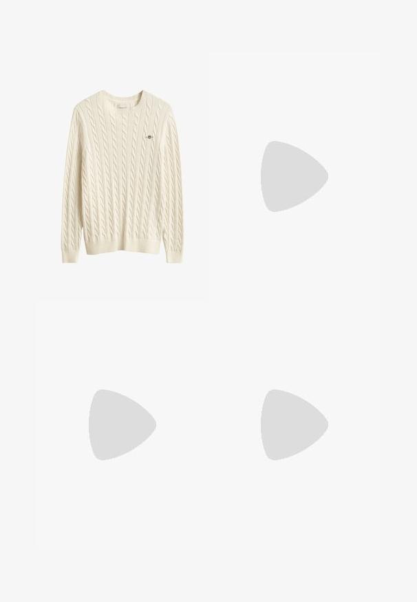Krémový sveter s vrkočovým vzorom, s dlhými rukávmi, okrúhlym výstrihom a malým vyšívaným logom na ľavej strane hrudníka.; Scotch & Soda LIGHTWEIGHT CHECKED SHIRT - Košeľa - sky captain; Béžové kordové nohavice s predným gombíkom, zipsovým zapínaním, piatimi vreckami a rovným strihom na bielom pozadí.; Hnedý semišový teniska s bielymi bočnými pruhmi a gumovou podrážkou, zobrazená ako vznášajúca sa v interiéri na leštenej betónovej podlahe pri sklenených tehličkách.