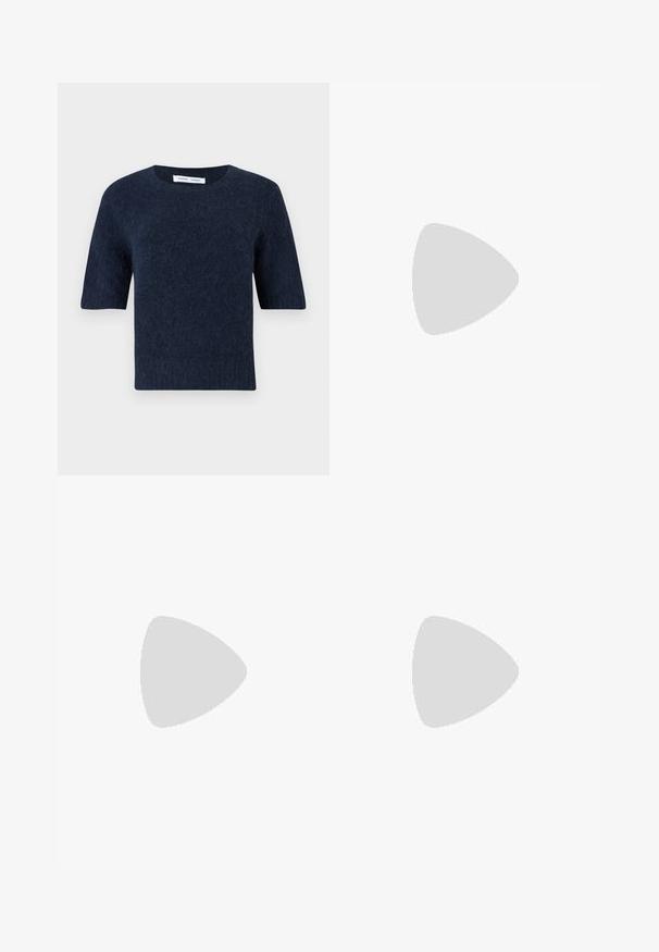 Pull court en tricot flou bleu marine à manches courtes, avec un col rond et un ourlet droit, présenté sur fond blanc.; Pantalons beiges légers avec une taille élastique, des détails à cordon de serrage et des poignets élastiques. Comprend deux poches avant et une texture lisse.; Mocassin penny en cuir bordeaux avec semelle noire et détail en métal doré sur le dessus, présenté en vue latérale sur fond blanc.; Boucle d'oreille en argent avec une finition polie, présentant de petits détails en or et de forme ronde, portée sur le lobe.