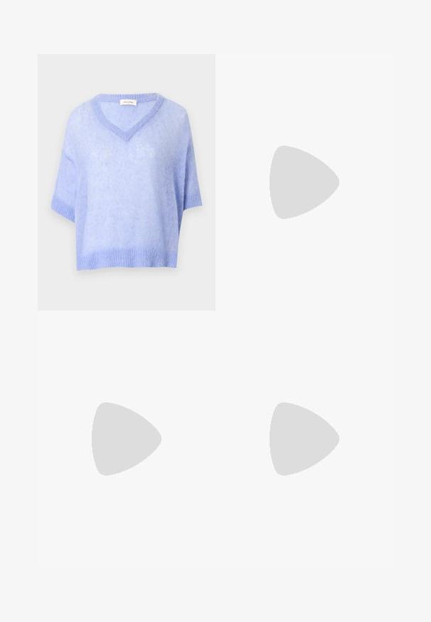 Pull doux bleu clair à manches courtes, col en V, avec ourlet et poignets côtelés, présenté sur un fond blanc.; Chemise bleu clair à manches longues avec des rayures verticales blanches, trois boutons blancs sur la patte de boutonnage avant, et un col classique sur fond uni.; Jeans en denim bleu foncé à jambes larges avec poches avant, fermeture par boutons et légère décoloration sur les cuisses à l'avant.; Chaussure plate en cuir noir avec un bout pointu et un petit talon carré. Texture lisse, design minimaliste, sans éléments métalliques visibles ni motifs.