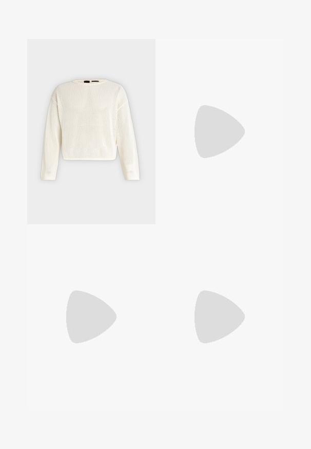 Pull blanc à manches longues en maille lâche, col rond et coupe légèrement courte, présenté sur un fond uni.; Pantalons black à jambes larges avec un design sur mesure, présentant une texture lisse et de subtils plis à l'avant. Pas de garnitures ou de motifs visibles.; Escarpin en daim noir à bout pointu avec un talon stiletto fin de hauteur moyenne et un design à coupe basse sur un fond uni.; Mini sac à bandoulière en cuir noir avec une fine bandoulière et un petit logo CK doré au centre avant.