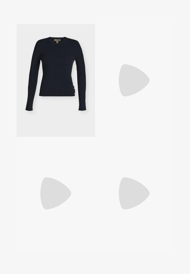 Pull tricoté bleu marine à côtes, manches longues, col rond et silhouette ajustée, avec une petite étiquette sur le côté et une étiquette Marc O’Polo à l’intérieur du col.; Jean beige taille haute avec bouton et fermeture éclair à l'avant, cinq poches, et une jambe légèrement évasée sur un fond uni.; Bottine noire en cuir lisse avec un bout pointu et un talon effilé. La tige présente un design légèrement froncé.; Sac à bandoulière en cuir marron foncé avec une seule sangle réglable, un dessus légèrement incurvé et une fermeture éclair sur un côté.