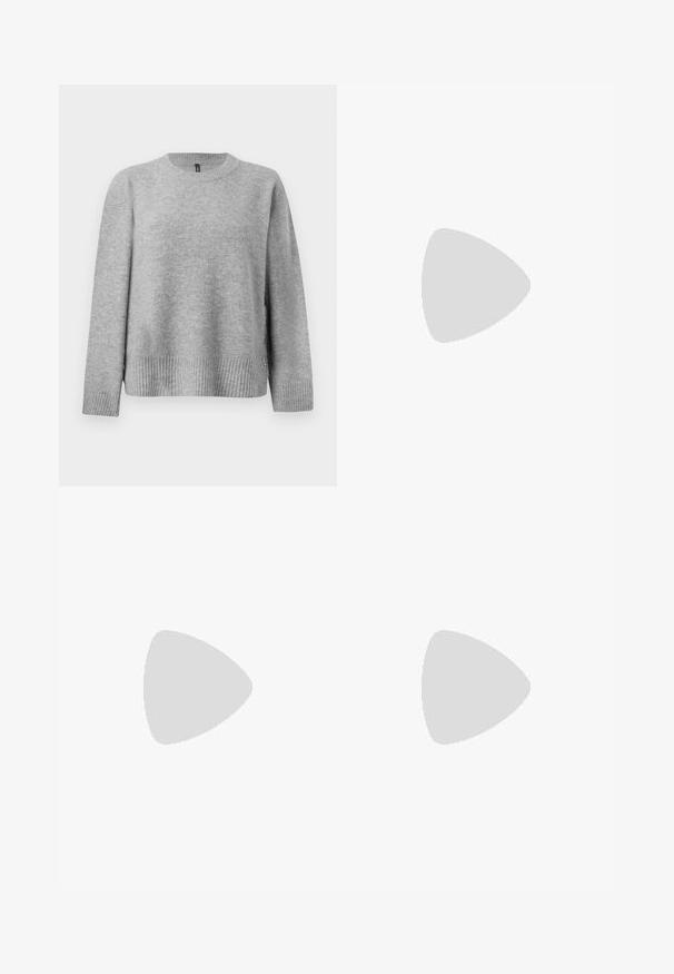 Pull en tricot gris avec un col rond, un ourlet côtelé et des boutons sur les côtés pour une touche de détail. Texture douce et coupe décontractée.; Jupe en cuir noir avec une silhouette évasée, présentant des coutures visibles et une texture lisse. Conception mi-longue avec une coupe classique.; Bottes en cuir noires arrivant au genou, avec un bout carré, un large talon et une sangle décorative avec des accents métalliques autour de la cheville. Texture lisse.; Sac à main en cuir noir de forme arrondie, décoré de clous argentés et équipé d'une poignée courte. Texture lisse et fermeture éclair.