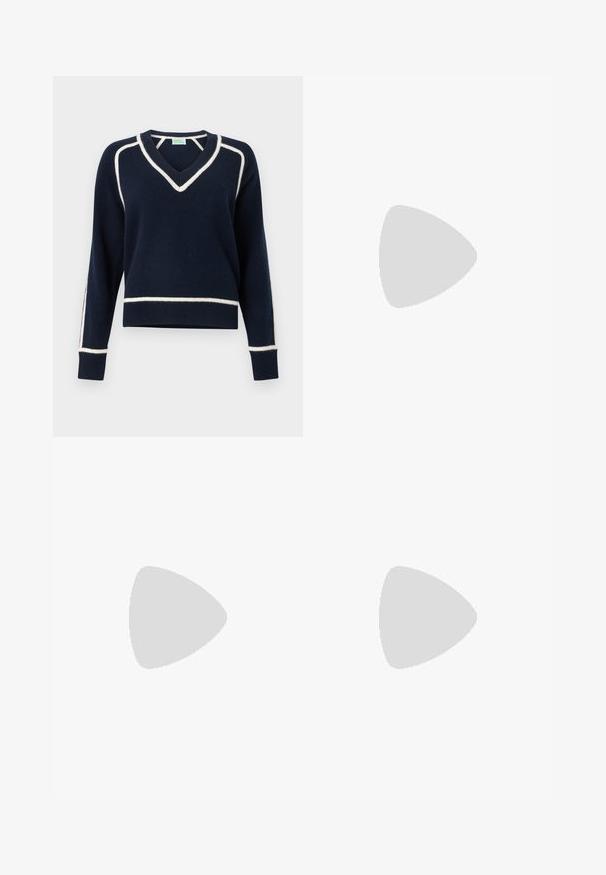 Pull bleu marine en texture tricotée avec un col en V, un passepoil blanc le long des épaules et des manches, et des poignets et ourlet côtelés.; Blouse blanche sans manches avec col rond et petite ouverture en forme de goutte dans le dos, présentée à plat sur fond blanc.; Pantalon beige à jambes larges avec taille haute, passants pour ceinture, détails de coutures frontales et fermeture avant cachée.; Chaussure plate à bout pointu vert olive avec bride arrière, talon noir bas et finition lisse et brillante.