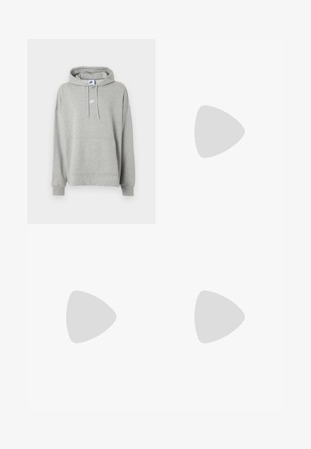 Ανοιχτό γκρι φούτερ Nike με μπροστινή τσέπη καγκουρό, κουκούλα με ρυθμιζόμενο κορδόνι, ριμπ μανσέτες και μικρό λευκό λογότυπο Nike στο στήθος.; Λευκό κοντομάνικο μπλουζάκι με το κείμενο "Nike Sportswear" σε γκρίζο και ναυτικό μπλε και πορτοκαλί λογότυπο Nike στο στήθος.; Φωτεινό μπλε τζιν με ίσια μπατζάκια, εμπρόσθιες τσέπες, θηλιές για ζώνη και κούμπωμα με κουμπί, εμφανιζόμενο σε απλό φωτεινό φόντο.; Νάικ χαμηλό παπούτσι σε μαύρο, καφέ, άσπρο και εκρού, τοποθετημένο στον αέρα πάνω από μια τσιμεντένια περίφραξη με σκάλες στο φόντο θολωμένες.