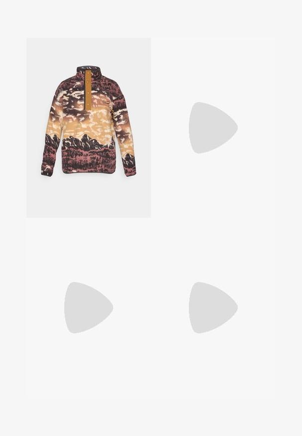 Pull en polaire avec col montant, patte de boutonnage, poche poitrine et motif paysage montagnard dans des tons marron, beige et noir.; Chemise à col roulé à manches longues blanche en tissu doux et extensible. Présente un col haut et une coupe ajustée, offrant une silhouette épurée.; Pantalons de jogging légers de couleur beige, en tissu lisse, avec une taille élastique, un cordon de serrage réglable et des poches latérales zippées.; Chaussure de randonnée en cuir marron avec des accents en mesh noir, semelle en caoutchouc texturée et embout renforcé pour la durabilité. Comprend des œillets métalliques et un logo.