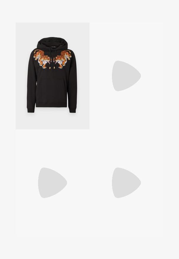 Sweat à capuche noir avec deux tigres orange brodés se faisant face sur la poitrine et une poche kangourou à l'avant.; Chemise en jean bleu à manches longues avec boutons-pression, deux poches à rabat à l'avant et texte blanc délavé indiquant "MAISON" sur la partie inférieure avant.; Les Deux RYDER - Jean droit - black washed denim; Mocassins en cuir noir avec un embout rond, présentant des accents en métal doré et des détails de couture, montés sur une semelle en caoutchouc texturé et basse.
