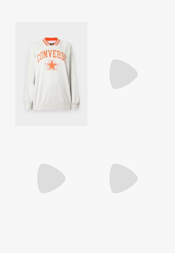 Sweat-shirt à manches longues gris clair avec col rayé orange et texte "CONVERSE" ainsi que logo étoile en orange sur la poitrine.; T-shirt blanc à manches courtes avec une petite poche poitrine présentant un logo rouge en forme de cœur sur un fond uni clair.; Pantalon en denim noir à jambes larges avec une taille haute, présentant des coutures discrètes, deux poches avant et des accents de ferrures métalliques.; Baskets en suède noir avec des accents et des lacets blancs, présentant une épaisse semelle blanche et des coutures contrastantes, associées à une chaussette blanche.