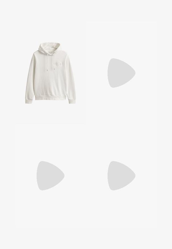 Sweat à capuche blanc GANT avec cordons et logo brodé discret sur la poitrine gauche, poignets et ourlet côtelés, présenté sur fond uni.; T-shirt blanc à manches courtes col rond avec un subtil motif ondulé cousu et une petite étiquette beige à l’intérieur du col.; Pantalons larges noirs en tissu lisse, dotés d'une taille haute, de passants de ceinture et d'un pli avant net pour un look ajusté.; Tommy Hilfiger TH PLATFORM - Baskets basses - white