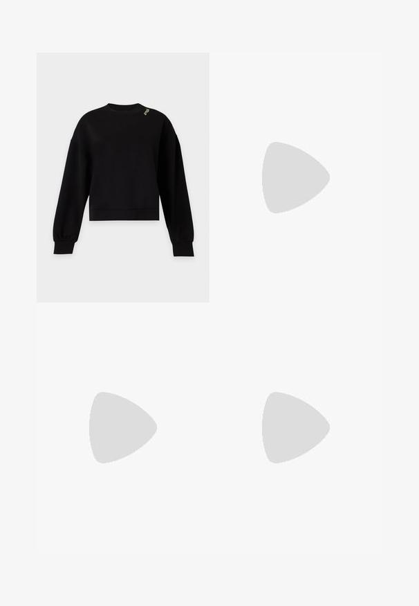 Sweat-shirt noir à manches longues avec col rond, poignets et ourlet côtelés, avec un petit texte blanc sur l'épaule gauche près de l'encolure.; T-shirt à manches courtes rose pâle avec un design de sequins réversibles rectangulaires doré rose et marron sur la poitrine et un col rond.; Pantalon de survêtement noir slim avec taille élastique et cordon, avec petit logo "EA7 Emporio Armani" sur la cuisse gauche.; Baskets basses de couleur crème avec des accents dorés, des lacets et un marquage « Armani Exchange » en relief sur la semelle et le patch latéral.