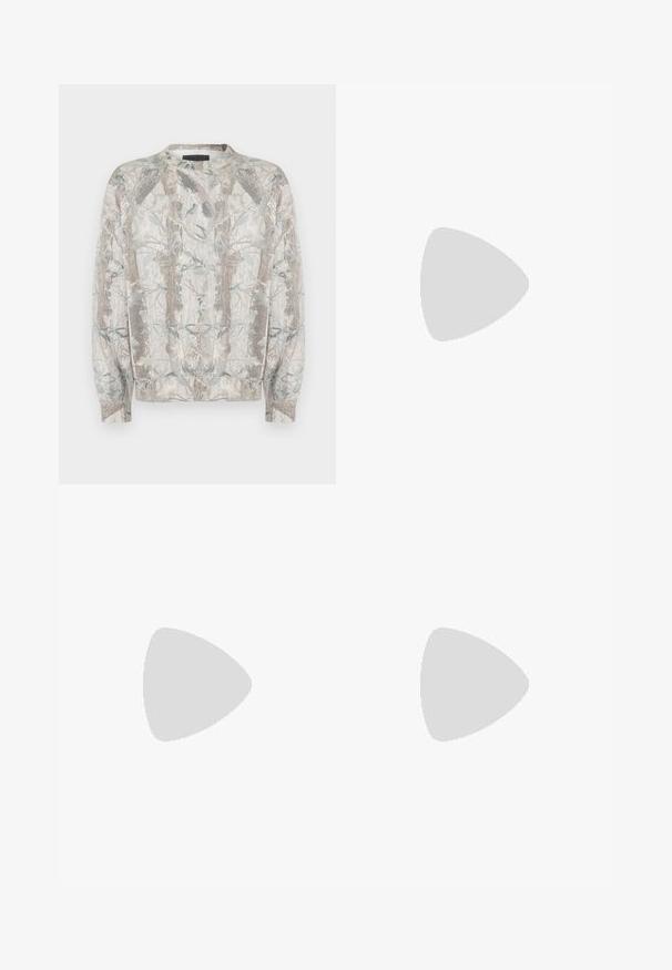 Pull à col rond, avec une base gris clair et un imprimé naturel représentant des arbres et des feuilles aux tons verts et bruns sobres.; T-shirt noir uni à manches courtes et col rond pour homme, sans motifs ni logos visibles à l’avant.; Pantalon noir à taille élastique avec une coupe droite. Réalisé en tissu lisse, sans motifs ni embellissements visibles.; Mocassins en cuir noir avec une finition lisse, un bout rond, un petit talon et descoutures décoratives à l'avant. Semelle en caoutchouc pour l'adhérence.