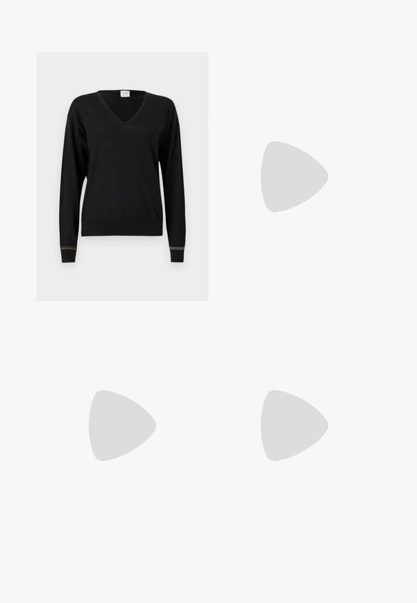 Pull en maille noire avec col en V, manches longues et poignets côtelés, présentant un détail de rayures multicolores à l'ourlet. Texture douce.; Pantalons larges beige en tissu de coton lisse, dotés d'une taille ajustée et d'un devant plat, conçus pour un ajustement décontracté et des lignes épurées.; Escarpins noirs en cuir verni avec un bout pointu, sangle ajustable à la cheville et un talon bloc modéré. Texture lisse avec finition brillante.; Sac à main en daim bleu marine avec un design froncé, des poignées courtes et des ferrures argentées comprenant un fermoir et un détail décoratif en forme de clé.