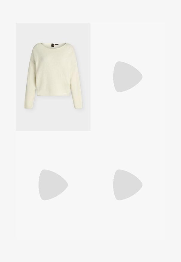 Pull à manches longues de couleur crème avec une coupe ample et un col rond, présenté sur un fond uni gris clair.; Pantalon droit noir sur mesure avec plis sur le devant, passants pour ceinture et fermeture éclair dissimulée sur un fond blanc.; Bottine en cuir noir avec bout pointu et petit talon kitten sur fond clair, vue côté extérieur.; Sac à main rectangulaire noir avec doubles poignées arrondies, fermeture éclair dorée et logo "HUGO" embossé sur le devant avec une étiquette en cuir attachée.