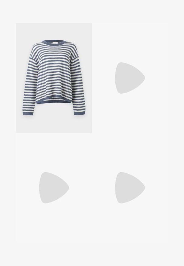 Pull en maille à rayures horizontales bleues et blanches, manches longues et coupe légèrement courte et décontractée.; Jean en denim blanc à jambes larges avec poches avant, passants pour ceinture et fermeture par bouton, présenté sur un fond clair uni.; Chaussure plate en cuir noir à bout pointu avec talon bas et finition lisse, vue de côté sur un fond gris clair.; Sac d'épaule en cuir marron foncé en forme de croissant avec une lanière courbée et des coutures visibles sur fond uni.