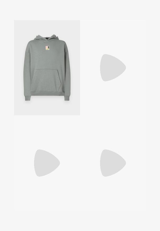 Sweat-shirt gris avec capuche, doté d'une poche avant et d'un petit écusson logo en rose, blanc et noir au niveau de la poitrine. Design classique.; T-shirt en coton bleu avec des manches courtes, un col rond et un petit logo Nike bleu clair sur la poitrine. Texture douce, coupe décontractée.; Pantalons de survêtement Nike vert olive avec taille élastique et poignets élastiques. Présente des panneaux latéraux en gris clair et gris foncé avec un détail de logo.; Chaussure de course Nike blanche avec logo swoosh noir, tige en mesh, et semelle segmentée en forme de ressort conçue pour l'amorti et le soutien.
