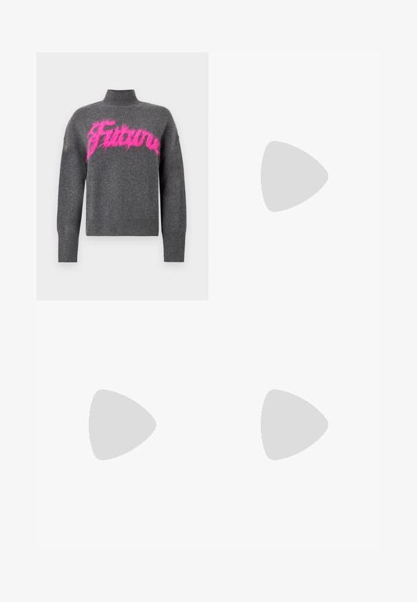 Pull gris tricoté avec un col montant, arborant un motif de mot rose duveteux. Il possède des poignets et un ourlet côtelés pour une texture supplémentaire.; T-shirt côtelé rose clair en coton, avec un col rond et des manches courtes, arborant un logo bleu "HUGO" centré sur la poitrine.; Jean flare en denim bleu foncé avec bouton frontal, fermeture éclair, passants de ceinture, et cinq poches, présenté sur un fond blanc.; Botte en cuir noire montant jusqu'au genou, avec un bout pointu et un petit talon bas, présentée sur un fond clair uni.