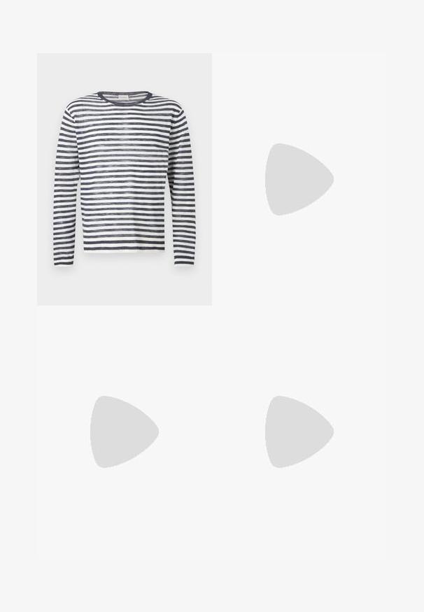Pull en maille à manches longues et col rond avec des rayures horizontales bleu marine et blanches.; Chemise en velours côtelé marron avec col, deux poches poitrine et boutons noirs ; possède une texture côtelée verticale et des manches longues.; Pantalon beige plissé avec fermeture bouton et zip, passants de ceinture et jambes droites larges.; Mocassins en cuir noir avec un design de style mocassin, présentant une bande décorative et un détail de couture sur le dessus. Talon bloc bas.