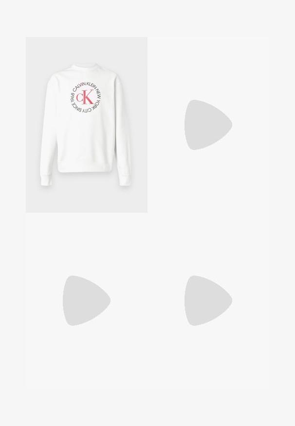 Hvid langærmet sweatshirt med rund hals og rødt CK-logo omgivet af sort tekst, der lyder "Calvin Klein New York City Since 1968" på forsiden.; Lyseblå denim-skjorte med lange ærmer, knaplukning foran, enkelt brystlomme med Calvin Klein-logo og spids krave.; Lyseblå denim jeans med lige ben, højt talje, fem lommer, knaplukning og diskrete falmede områder på lår og knæ.; Beige ruskinds sneakers med en hvid gummisål, der har en mørkegrøn hælaccent og subtil branding på siden.