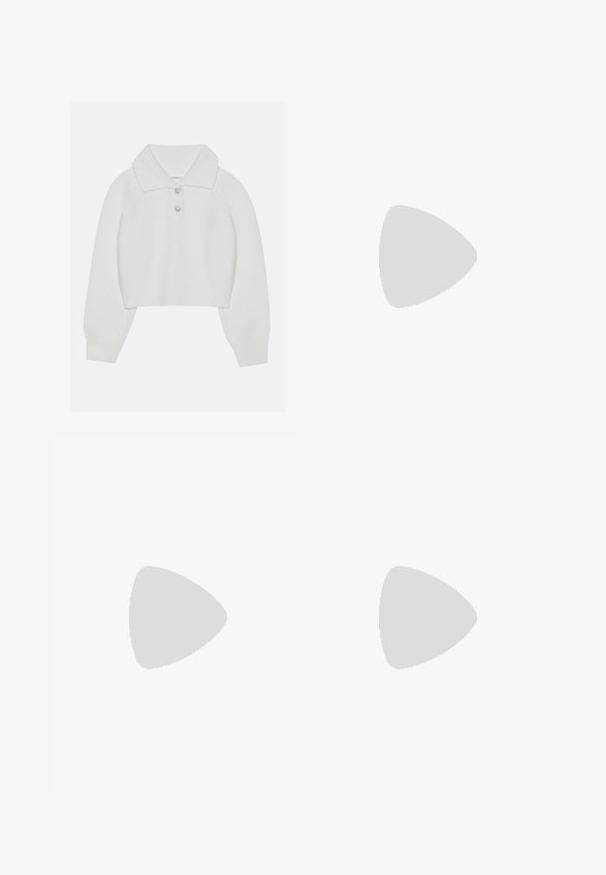 Hvid cropped sweater med ribbet tekstur, stor krave og tre dekorative knapper ved halsudskæringen. Lange ærmer med ribbede manchetter.; Sort lagdelt midi-nederdel i tyl med flæsepaneller i kaskade og en tætsiddende talje.; Sort spids tå stilet hæl med krydsede stropper, hvilende på en skinnende sølvfarvet polstret læderoverflade.; Sort læderhåndtaske med en rundet form, dekoreret med sølvnitter, og et kort håndtag. Glat tekstur og lynlåslukning.