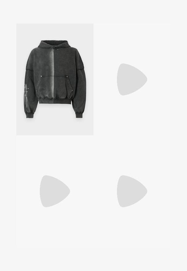 Sweat à capuche noir surdimensionné avec un effet dégradé, comprenant une poche frontale, des poignets côtelés et un motif graphique détaillé sur la manche. Matière douce.; T-shirt blanc à manches longues avec col rond et un motif floral gris subtil sur la partie supérieure gauche de la poitrine.; Pantalon à motif camouflage gris et noir avec taille élastique et jambes droites, présenté sur fond blanc uni.; Sneaker blanc avec une tige en cuir lisse, bout rond, lacets, accents latéraux texturés et une épaisse semelle en caoutchouc. Design minimaliste.