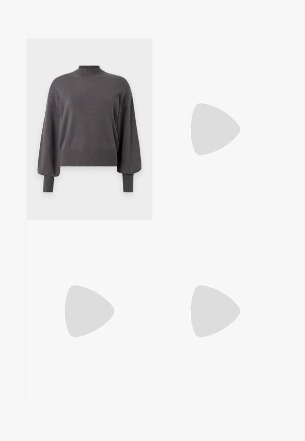 Pull gris en maille avec col montant et manches larges. Comprend des poignets et un ourlet côtelés, avec une texture douce et une coupe décontractée.; Jean en denim bleu clair à jambes larges avec une taille haute, des poignets roulés, un design à cinq poches et une fermeture à bouton avec un zip.; Botte de cowboy en cuir noir avec découpes décoratives, boucle argentée et talon incliné, présentée sur fond blanc.; Petit sac à main noir brillant avec deux longues anses et des détails à cordon sur les côtés sur un fond clair uni.