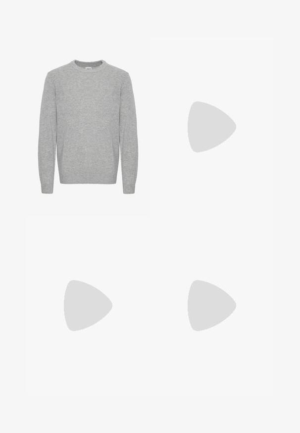 Lysegrå strikket sweater med rund hals og lange ærmer, med ribbet manchetter og kant, frontvendt på hvid baggrund.; Rundhals kortærmet t-shirt i ensfarvet hvid, lavet af blød bomuld, har et simpelt design uden synlige mønstre eller detaljer.; Blå straight-leg denim jeans med knap- og lynlåslukning, bæltestropper og fem-lomme-design.; Hvide snørresneakers svævende over en træbænk med grønne planter i baggrunden, der fremhæver skodesign og tekstur.