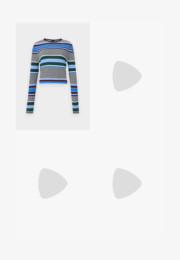 Pull en maille côtelée à manches longues avec des rayures horizontales bleu, vert, noir, blanc et marron sur fond gris.; Haut bleu sans manches avec bretelles spaghetti associé à une longue jupe plissée assortie sur fond blanc.; Chaussure à talon haut en cuir noir avec bride arrière, bout pointu et fines brides croisées maintenues par une petite boucle argentée.; Sac à épaule rectangulaire noir avec de longues bretelles fines et une texture lisse et brillante sur un fond uni.