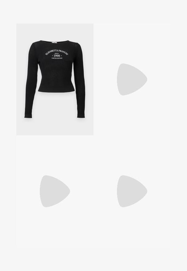 Haut noir en tricot côtelé à manches longues avec un col rond et un texte graphique blanc indiquant "ELISABETTA FRANCHI SINCE 1998 LIMITED EDITION".; Jean pattes d'eph en denim bleu foncé, avec une texture lisse, un design à cinq poches, une fermeture à bouton à l'avant et un léger délavage près de l'ourlet.; Pompe à talon haut en cuir noir avec bout pointu ; présente une accentuation métallique dorée sur le capuchon. Surface lisse avec un design épuré.; Sac à épaule en cuir verni noir avec détail de boucle argentée et bandoulière en chaîne argentée, présenté sur un fond uni clair.