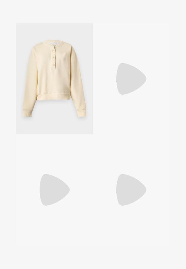 Μπλούζα Henley με μακριά μανίκια σε κρεμ απόχρωση, ριμπ μανσέτες, στρογγυλή λαιμόκοψη και πατιλέτα με τέσσερα κουμπιά μπροστά.; Ανοιχτό γκρι κοντομάνικο T-shirt με στρογγυλή λαιμόκοψη και διακριτικό μελανζέ σχέδιο, εμφανίζεται σε μονόχρωμο φόντο.; Μπλε τζιν παντελόνι ψηλόμεσο με φαρδιές ποδιές και υφασμάτινη ζώνη δεμένη στη μέση, απεικονίζεται σε απλό ανοιχτό φόντο.; Filippa K REY FLATS - Μπαλαρίνες - bright red