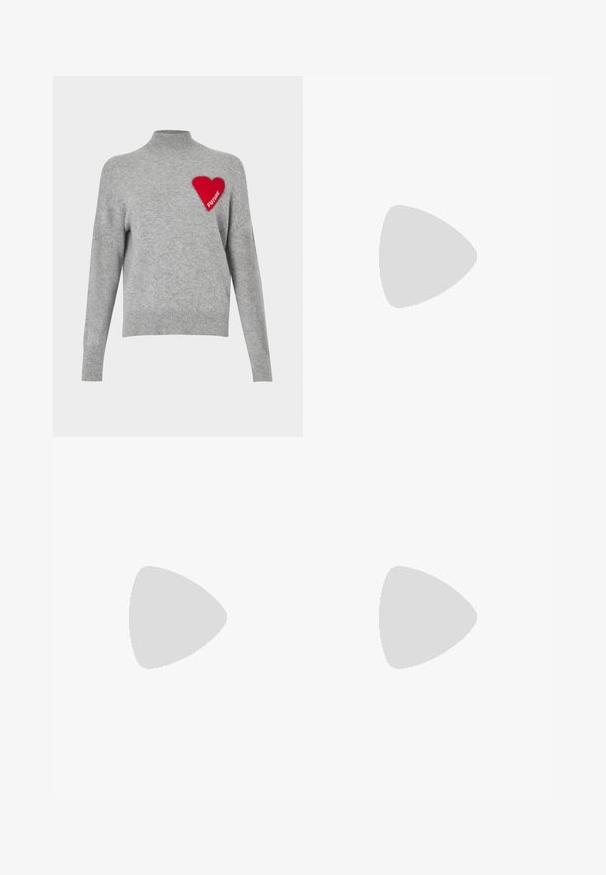 Pull en tricot gris avec un col montant, présentant un design de cœur rouge brodé avec le mot "FUTURE" sur le côté gauche.; T-shirt rouge à manches courtes en coton. Il présente un col rond classique et un design simple sans motifs ni accents.; Jean droit bleu clair avec taille haute, fermeture avant par boutons et zip, avec des détails délavés sur les genoux et les cuisses.; Chaussure en cuir rose basse avec semelle épaisse marron à rainures et couture style mocassin sur fond gris clair.