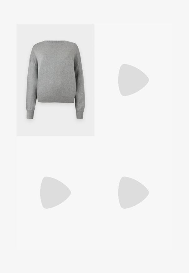 Pull en tricot gris clair à manches longues, col rond côtelé, poignets et ourlet côtelés, présenté sur un fond blanc.; Chemise noire à manches longues avec deux poches à rabat sur la poitrine et un col pointu, coupe cintrée, sur fond blanc.; Jean bleu taille haute à jambes droites avec poches avant, passants de ceinture, et fermeture par bouton et fermeture éclair.; Chaussure à talon haut en cuir noir, à bride arrière, avec un bout pointu et un talon fin sur fond blanc.