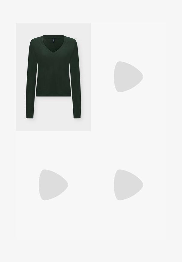 Pull tricoté vert foncé à manches longues avec col en V, poignets et ourlet côtelés, présenté sur un fond clair.; Pantalon large vert foncé avec taille haute et poches latérales sur fond gris clair.; Mocassin en cuir marron foncé avec petit talon noir et coutures de style mocassin sur fond clair uni.; Sac à main en cuir verni marron de forme rectangulaire, avec deux longues poignées et des accents courbés subtils à l'avant.