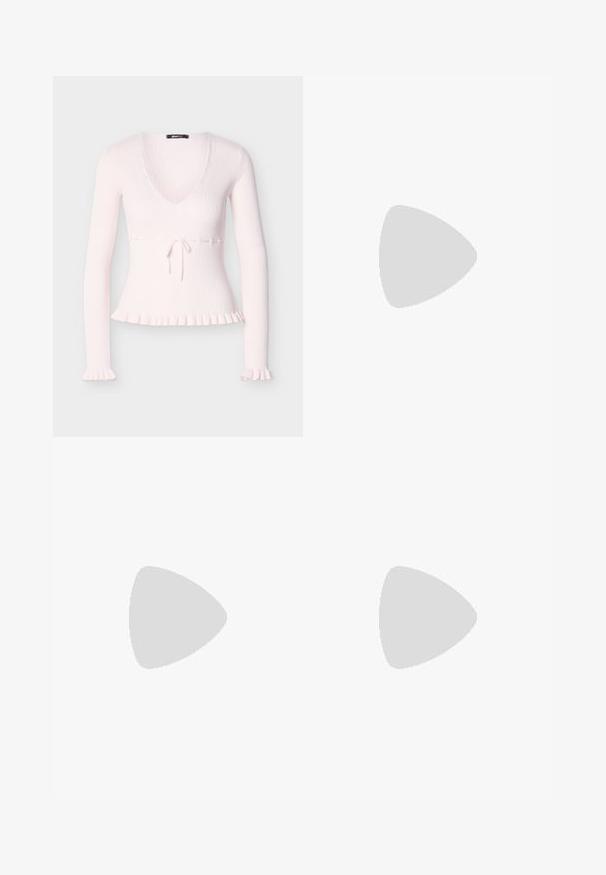 Pull côtelé rose clair à manches longues, col en V profond, ceinture à nouer à la taille, ourlet et poignets à volants. Texture douce et coupe ajustée.; Mini-jupe en coton blanc avec taille élastiquée smockée et ourlet évasé froncé sur fond uni.; Ballerines en cuir verni beige avec un bout pointu, une fine lanière sur le cou-de-pied et un petit talon rehaussé d'or.; Sac à main en cuir blanc avec un design plissé, doté d'une bandoulière en chaîne dorée et d'une forme arrondie. Texture lisse avec des plis doux et sans motifs.