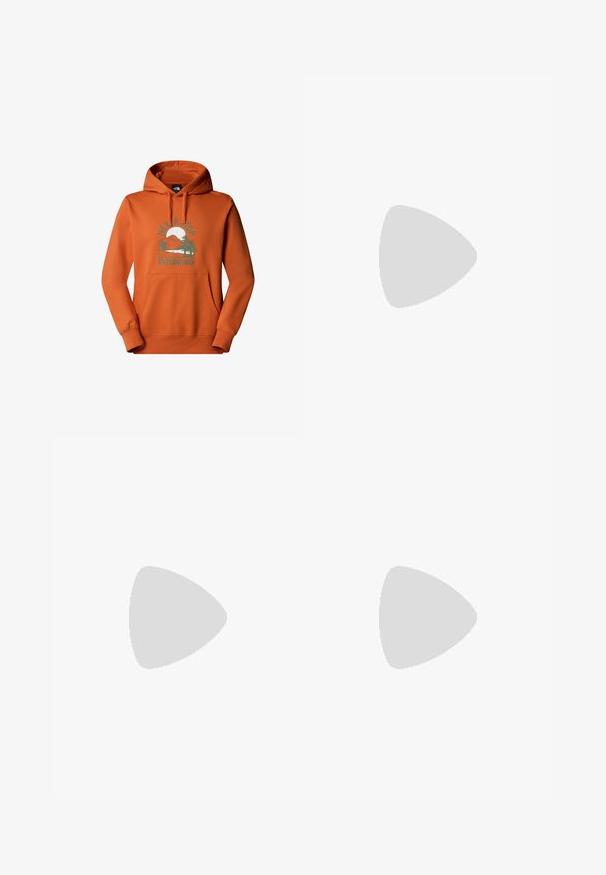 Sudadera con capucha naranja y bolsillo frontal, que presenta un gráfico de una montaña, árboles, un sol y el texto "Nunca dejes de explorar."; Camiseta blanca de manga corta con cuello redondo y pequeño logo negro y dorado de The North Face 1966 en la parte superior izquierda del pecho.; Pantalones de exterior color caqui con cinturón negro ajustable, dos bolsillos en el muslo con cremallera y costuras en las rodillas, mostrados sobre un fondo liso.; Bota de senderismo de ante marrón con acentos en marrón oscuro, ojales de metal y suela antideslizante. Logo de Timberland grabado en el lateral. Diseño de media caña.