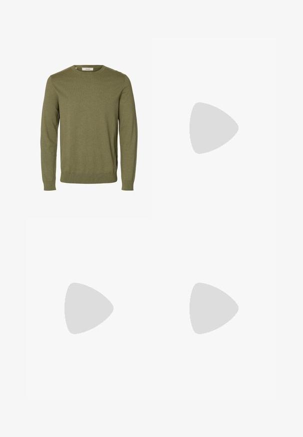 Olivengroene trui met lange mouwen en ronde hals, geribde boorden bij mouwen en zoom, effen gebreide stof en een "Selected" merklabel binnenin de kraag.; Zwarte t-shirt met korte mouwen van zacht katoen. Ronde hals met een relaxte pasvorm, voorzien van nette, eenvoudige lijnen en geen zichtbare patronen.; Zwarte hooggetailleerde, op maat gemaakte broek met plooien, knoopsluiting, ceintuurlussen en rechte pijpen op een effen lichte achtergrond.; Zwarte leren loafer schoenen zwevend in de lucht boven een beige tapijt met een beige bank op de achtergrond.
